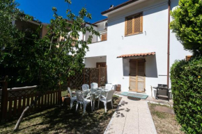N039 - Numana, villa con giardino a due passi dal mare